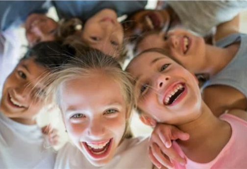 zufriedene Schülerinnen und Schüler