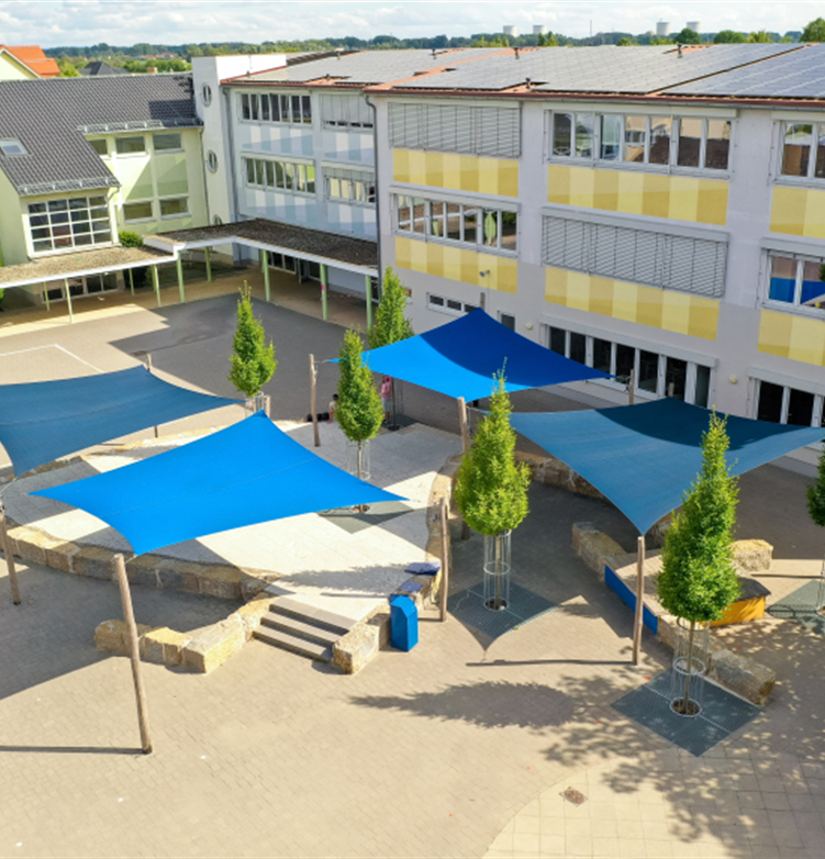 Blick auf den Schulhof der Realschule Plus Eich